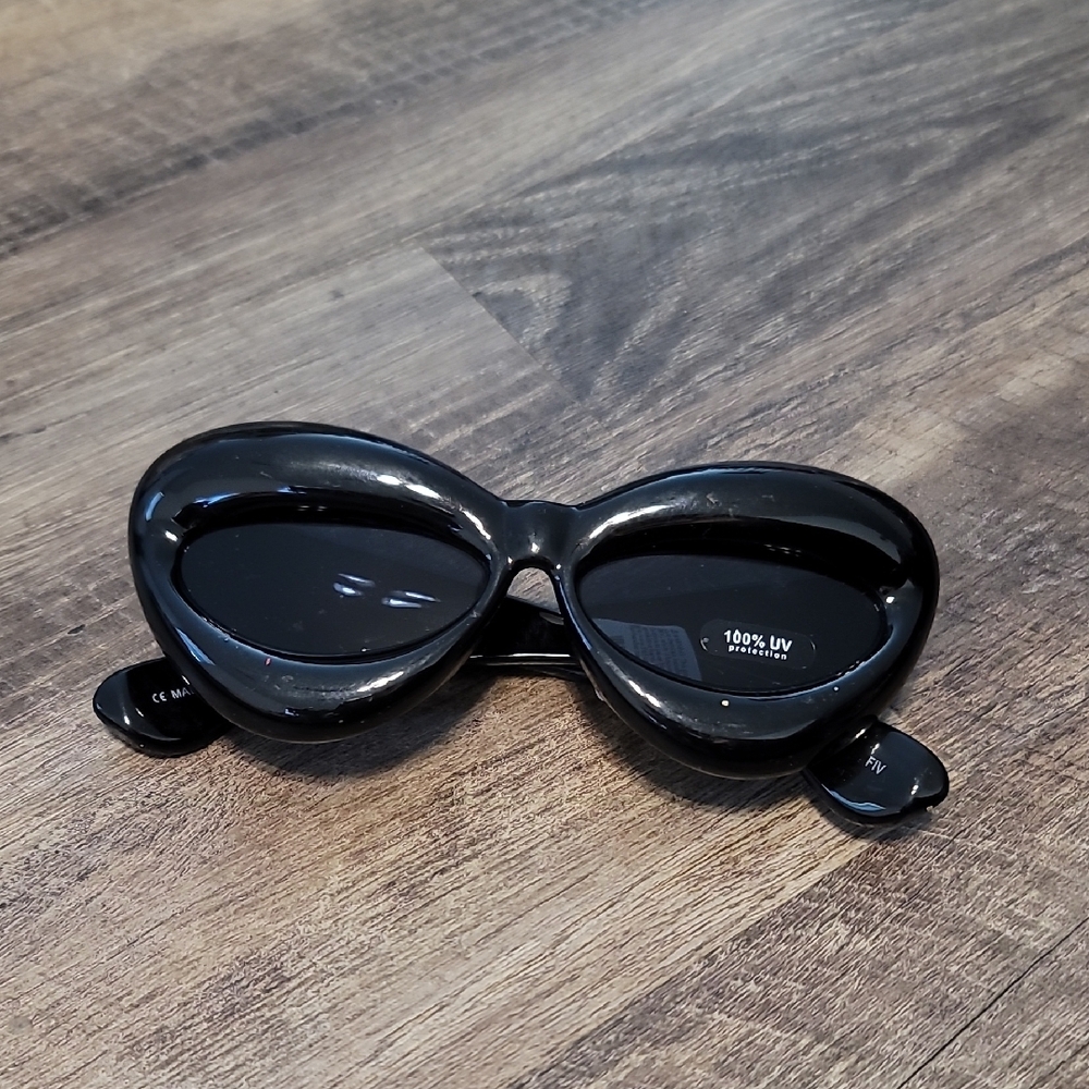 Chic Black Women's Sunglasses